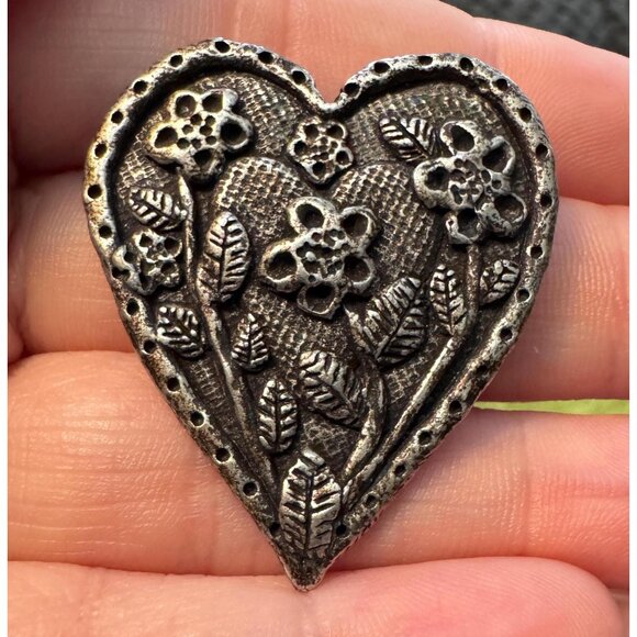 Vintage Antiqued Silver Heart Brooch Floral Raised Detail OPP Signed - Picture 5 of 5